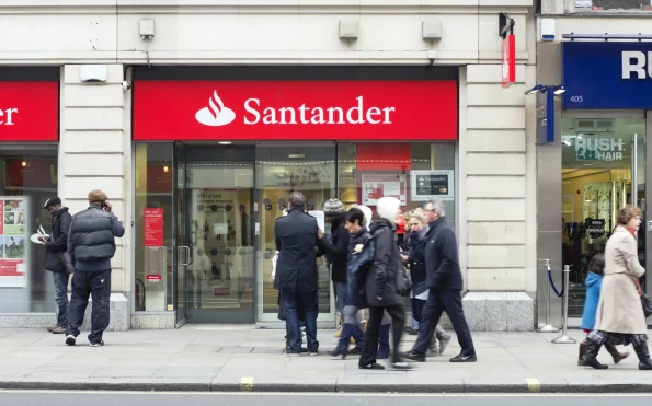 Foto: Gente esperando en el banco Santander.