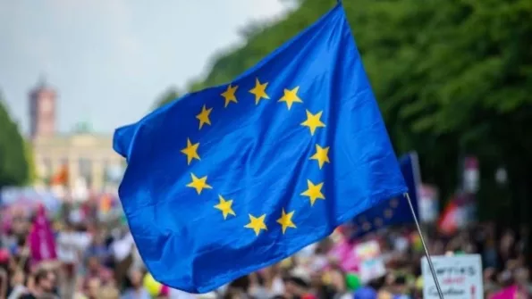 El parlamento tendrá que fijar su postura ante la Euro 7. Foto: Bandera UE.