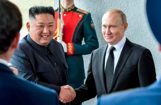 Kim Jong-un saludando a Putin