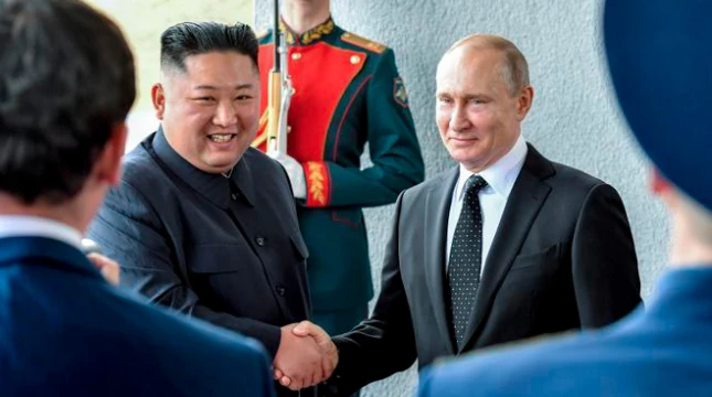 Kim Jong-un saludando a Putin