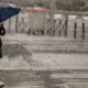Persona caminando en la calle mientras llueve