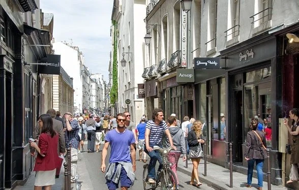 Foto: Gente comprando en calles de Paris, Francia.