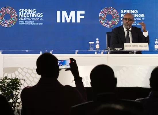 La economía mundial cojea: FMI