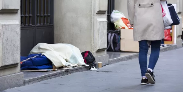 Foto: Persona durmiendo en la calle.
