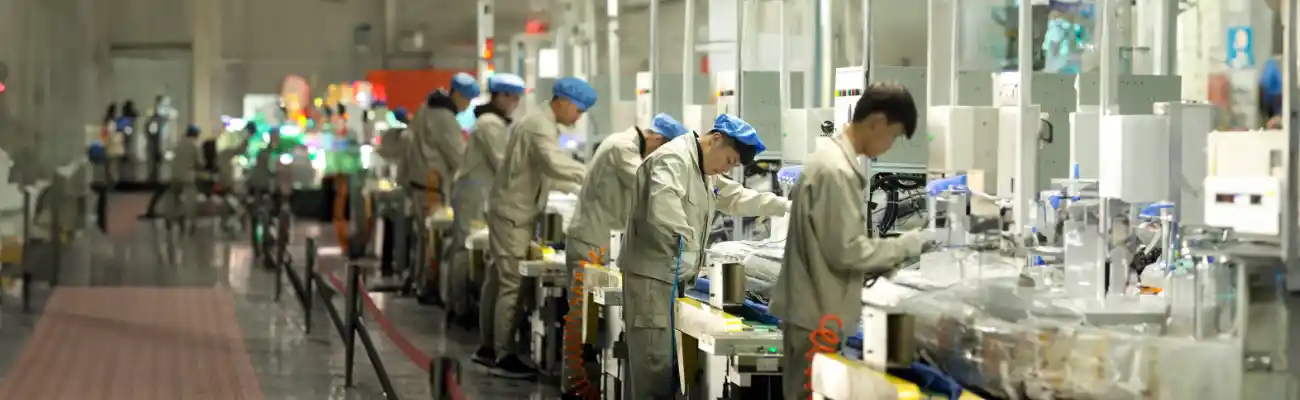 chinos trabajando en fabrica