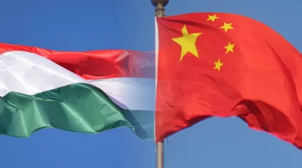 Banderas Hungria y China