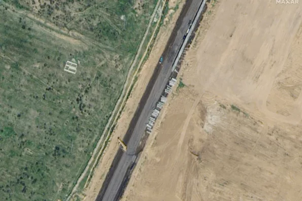 Imagen satelital proporcionada por Maxar Technologies muestra la construcción de un muro en Rafah, Egipto, el 15 de febrero de 2024. (Maxar Technologies vía AP)