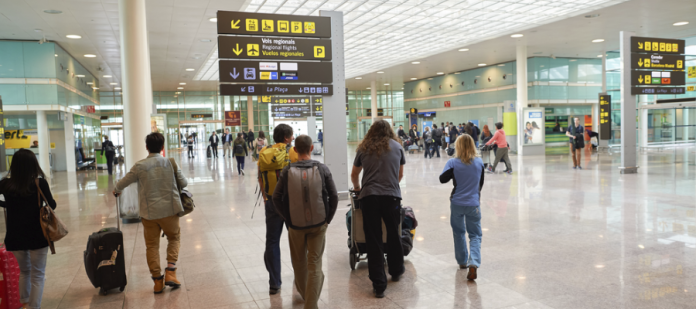 Aeropuerto el Prat Barcelona con Gente
