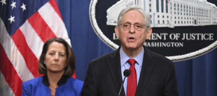 Fiscal general de EEUU Merrick Garland y la fiscal adjunta Lisa Monaco, anuncian demanda contra Apple, en el Departamento de Justicia en Washington DC el 21 de marzo de 2024 © Mandel NGAN / AFP