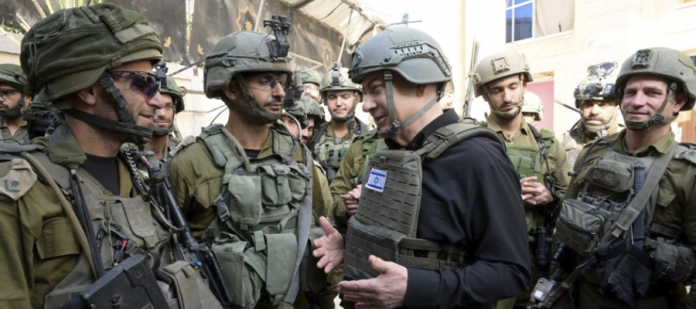 Netanyahu rodeado de soldados