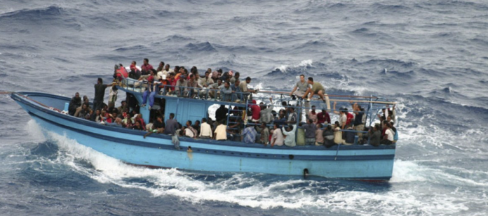 Migrantes cruzando el mediterráneo en una barcaza