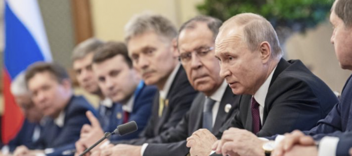 Putin hablando con su gabinete