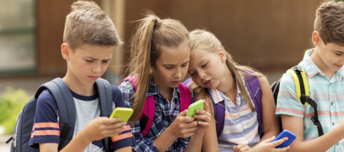 niños usando smartphone