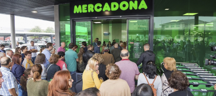 Gente comprando en mercadona