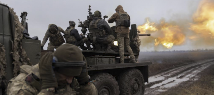 Soldados ucranianos combatiendo Soldados ucranianos combatiendo