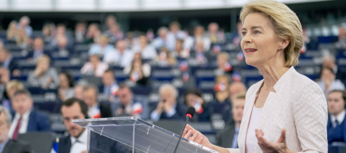 Ursula Von Der Leyen hablando en Parlamento Europeo