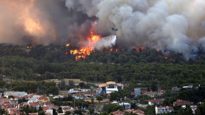 Incendio a las afueras de Atenas, Grecia.