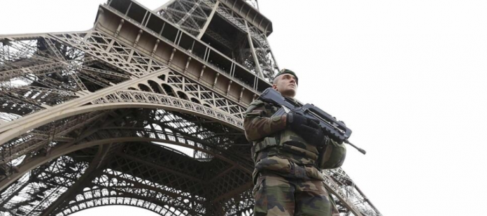 Militares en torre Eiffel
