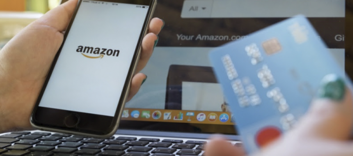 Persona comprando en Amazon