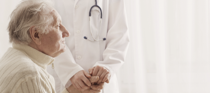 Persona con demencia en hospital