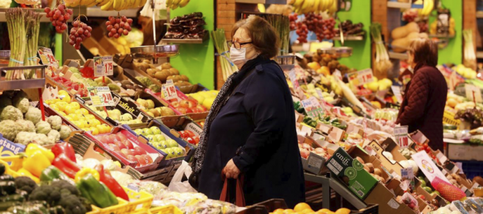 Persona comprando fruta en Mercadona Sevilla