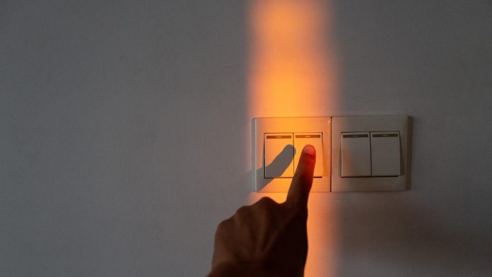 una-persona-encendiendo-la-luz
