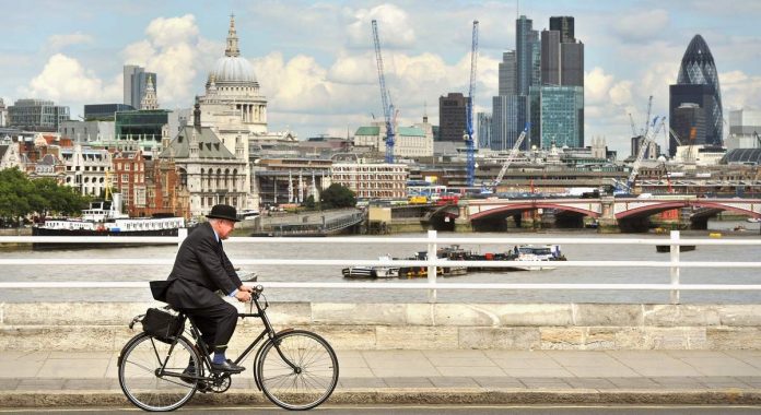 Persona en bicicleta en londres