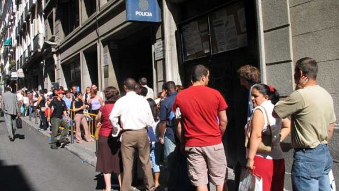 Personas entrando a Extranjeria