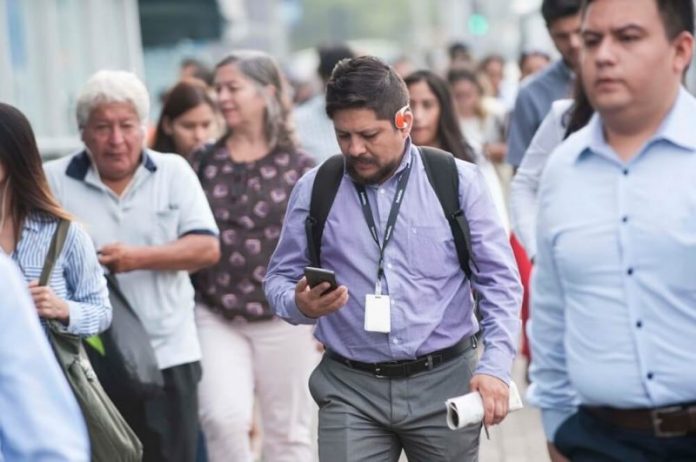 Gente en Peru usando Celular