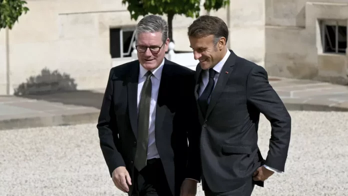 Keir Starmer con Macron en Paris