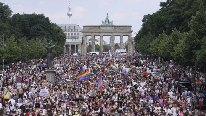 La comunidad LGBTQ+ en Alemania se manifiesta contra la ultraderecha La comunidad LGBTQ+ en Alemania se manifiesta contra la ultraderecha