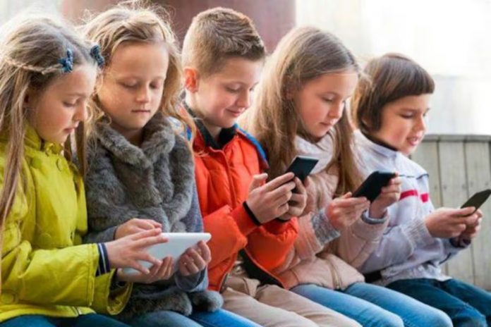 Niños con celular en Berlin