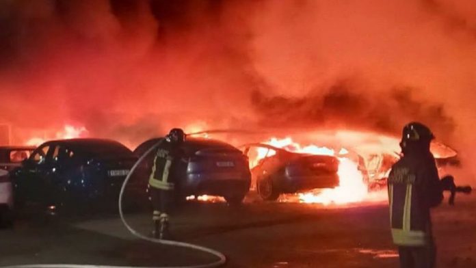 Un-incendio-en-un-concesionario-de-Tesla-en-Roma-destruye-17-coches-TESLA