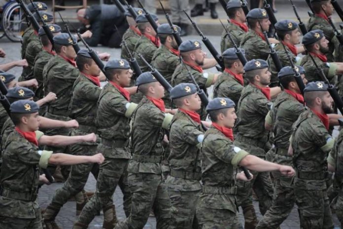 Ejercito español desfilando Ejercito español desfilando