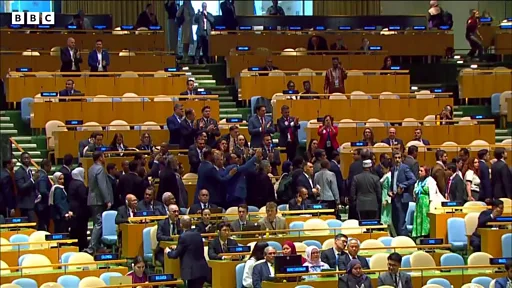 Decenas de funcionarios internacionales se retiraron de la sala cuando el primer ministro Israeli, Benjamin Netanyahu, subió al estrado.