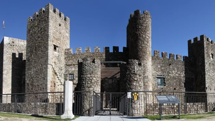 El castillo medieval de seis torreones que está en España