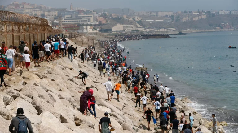 España envía tropas a Ceuta ante la llegada masiva de inmigrantes