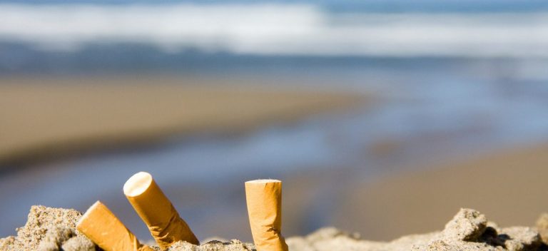 España prohibirá fumar hasta en terrazas y playas